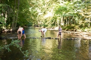 Lekker spelen in het riviertje bij de camping
